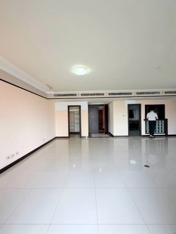 All Seasons Mansion, a spacious condominium located on Wireless Road, is perfect for large families. Book now!