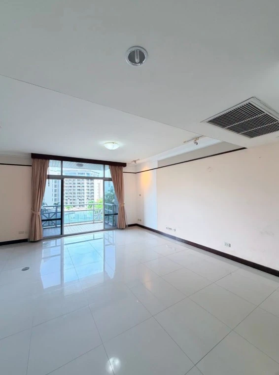 All Seasons Mansion, a spacious condominium located on Wireless Road, is perfect for large families. Book now!