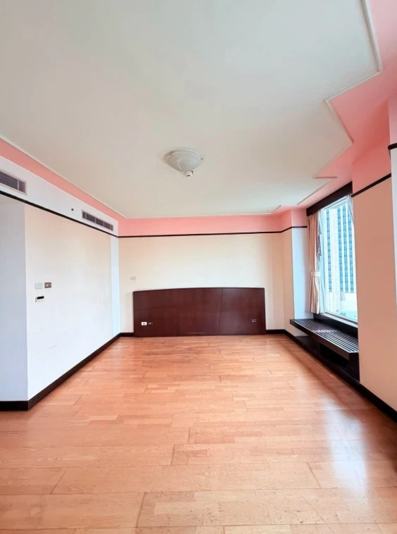 All Seasons Mansion, a spacious condominium located on Wireless Road, is perfect for large families. Book now!