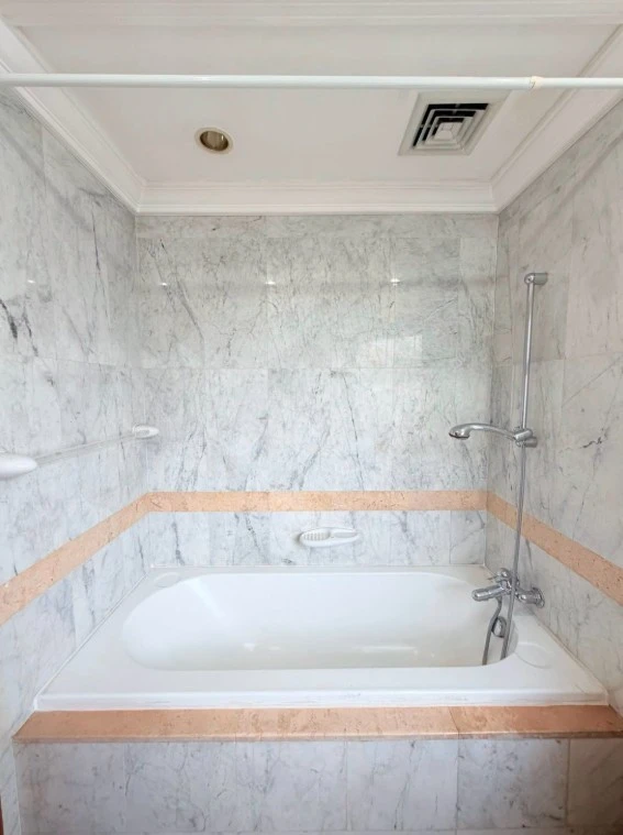 All Seasons Mansion, a spacious condominium located on Wireless Road, is perfect for large families. Book now!
