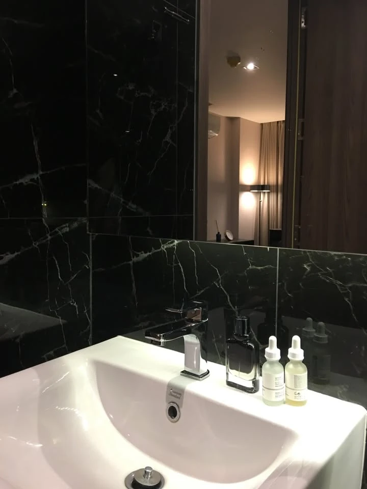 Altitude Samyan-Silom for sale or rent. The room is beautifully decorated and stylish. Divided into livable proportions, don't miss out on own