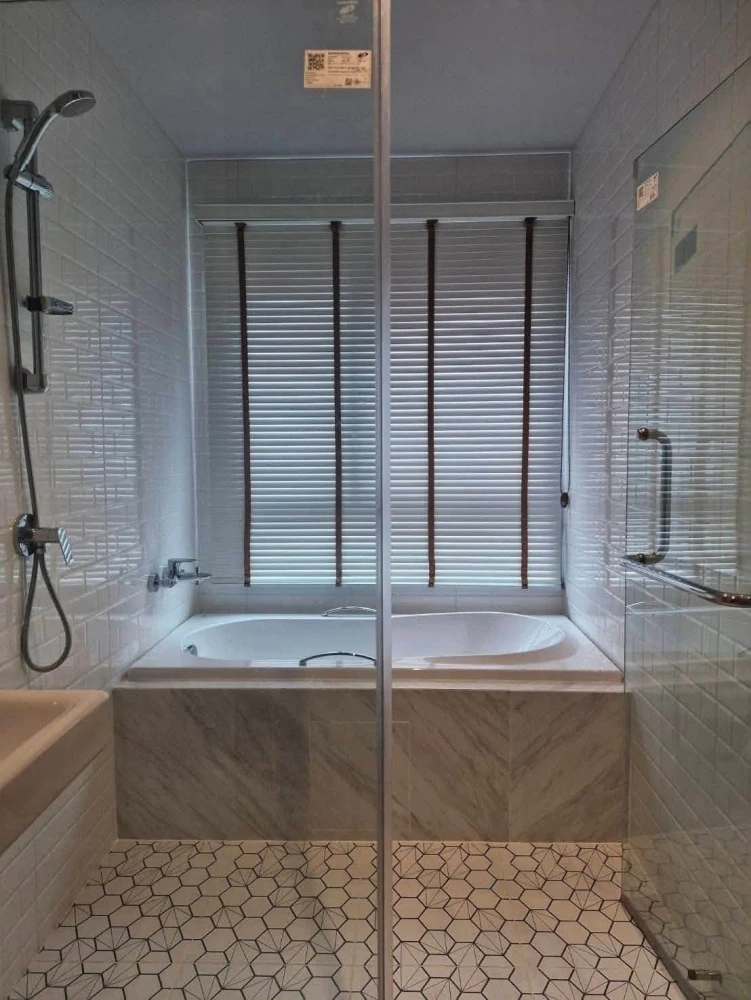 Selling Altitude Unicorn Sathorn - Tha Phra, 1 bedroom, 1 bathroom. Prime location with complete amenities. Book now!