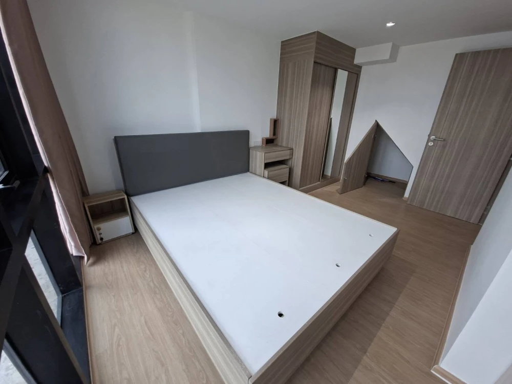 Selling Altitude Unicorn Sathorn - Tha Phra, North-facing unit in a prime location with high ceilings. Book now! images
