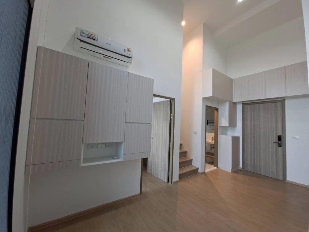 Selling Altitude Unicorn Sathorn - Tha Phra, North-facing unit in a prime location with high ceilings. Book now!