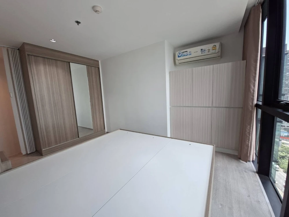 Selling Altitude Unicorn Sathorn - Tha Phra, North-facing unit in a prime location with high ceilings. Book now!