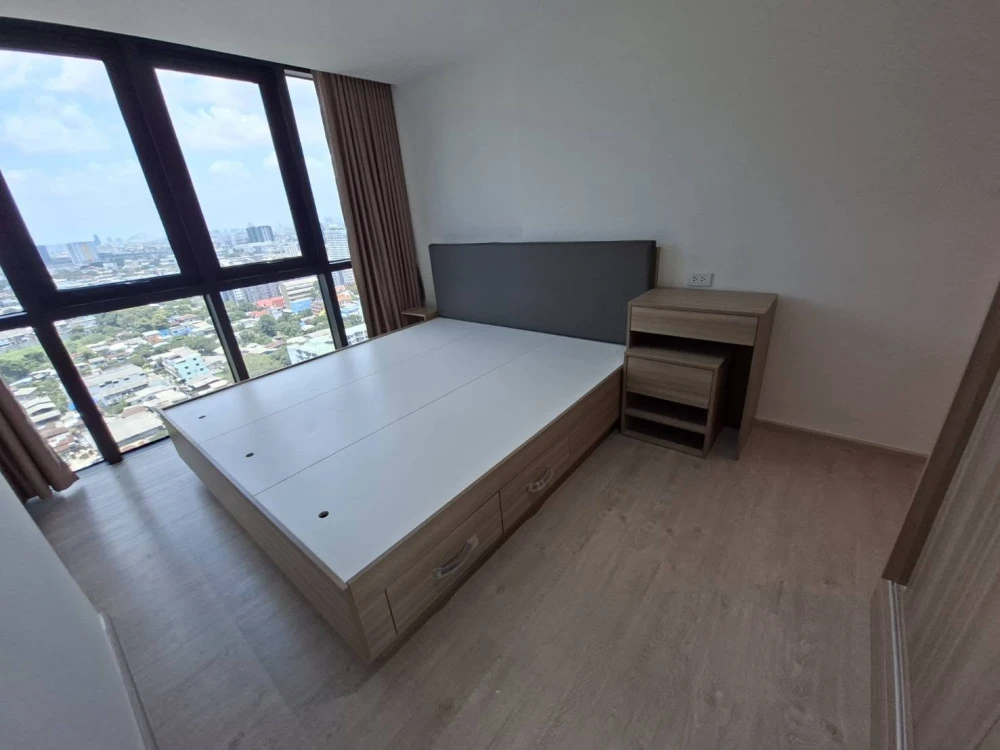 Selling Altitude Unicorn Sathorn - Tha Phra, North-facing unit in a prime location with high ceilings. Book now!