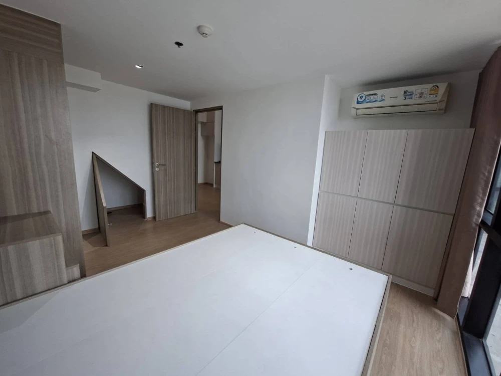 Selling Altitude Unicorn Sathorn - Tha Phra, North-facing unit in a prime location with high ceilings. Book now!