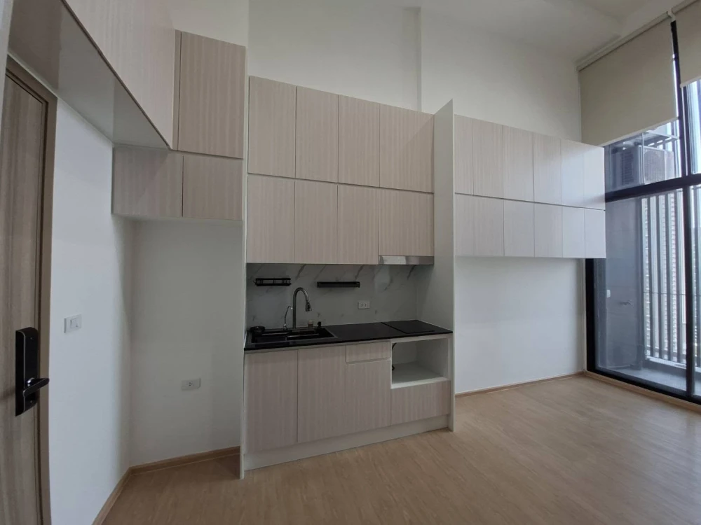 Selling Altitude Unicorn Sathorn - Tha Phra, North-facing unit in a prime location with high ceilings. Book now!