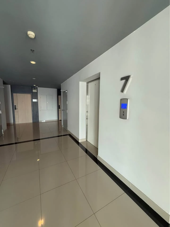 Selling Amber by Eastern Star condo, 7th floor. Spacious room with plenty of usable space. A must-see!