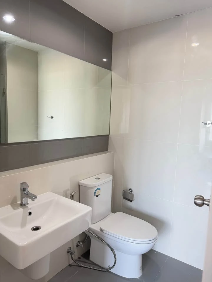 Selling Amber by Eastern Star condo, 7th floor. Spacious room with plenty of usable space. A must-see!