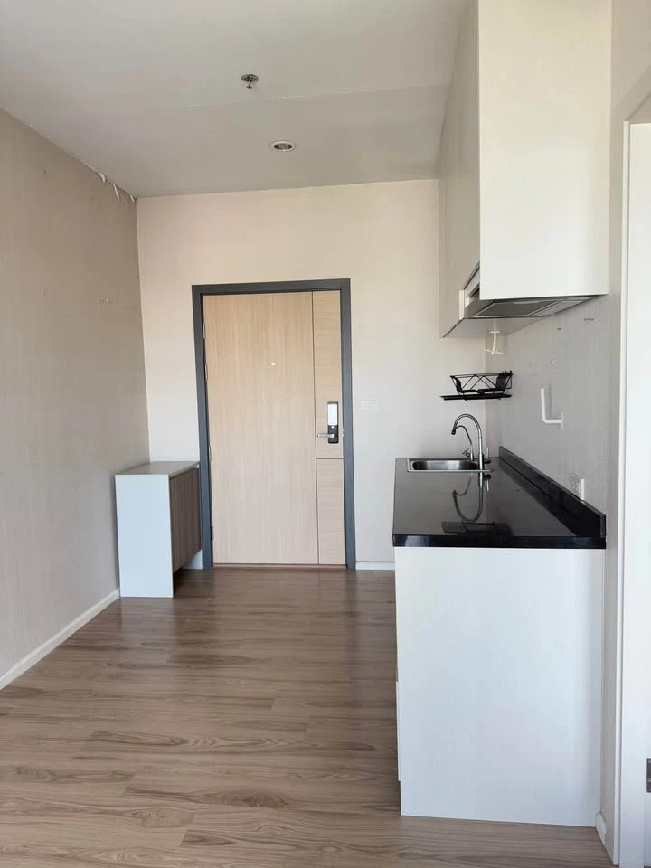 Selling Amber by Eastern Star condo, 7th floor. Spacious room with plenty of usable space. A must-see!