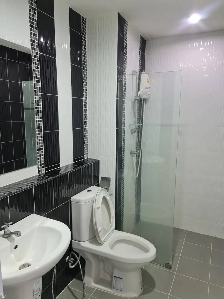 For sale: Amorn Village Place, a lovely room with complete furniture. Don't miss out on this great deal!