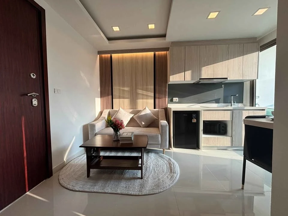 Selling a lovely room at Arcadia Beach Resort with city views, fully furnished and equipped with appliances. Book now, don't miss out!