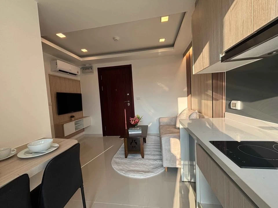 Selling a lovely room at Arcadia Beach Resort with city views, fully furnished and equipped with appliances. Book now, don't miss out!