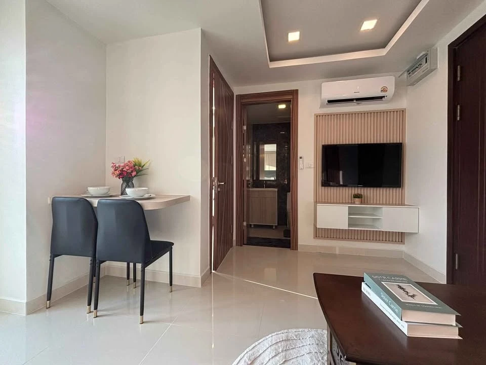 Selling a lovely room at Arcadia Beach Resort with city views, fully furnished and equipped with appliances. Book now, don't miss out!