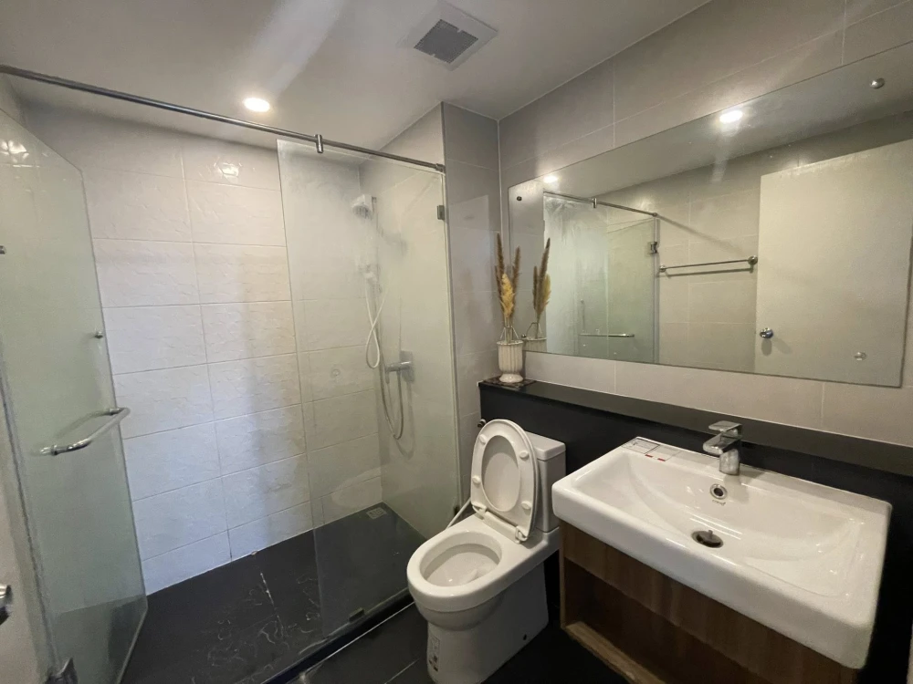For sale or rent: Arise Ratchada 19, 1 bedroom, 1 bathroom, good location, with beautiful wallpaper. Don't miss it.