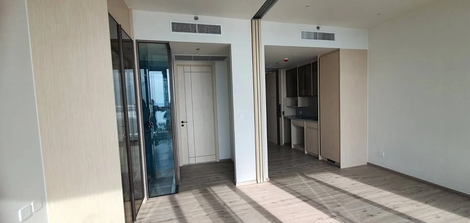 For sale: AROM WONGAMAT, the ultimate in luxury. Luxury beachfront condo in Pattaya. One bedroom. Don't miss it!