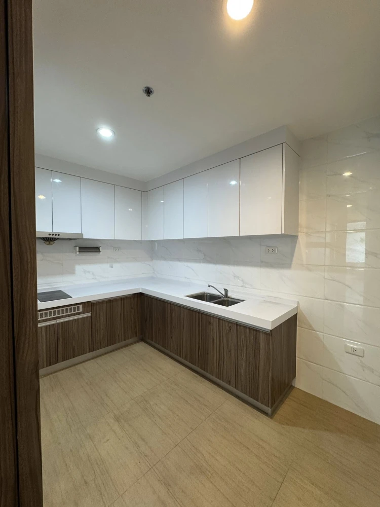 For sale: Artisan Ratchada, spacious room, lots of usable space, built-in furniture, decorated in a controlled tone, don't miss it.