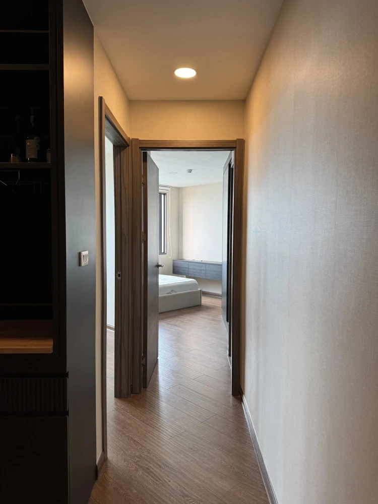 For sale: Artisan Ratchada, spacious room, lots of usable space, built-in furniture, decorated in a controlled tone, don't miss it.