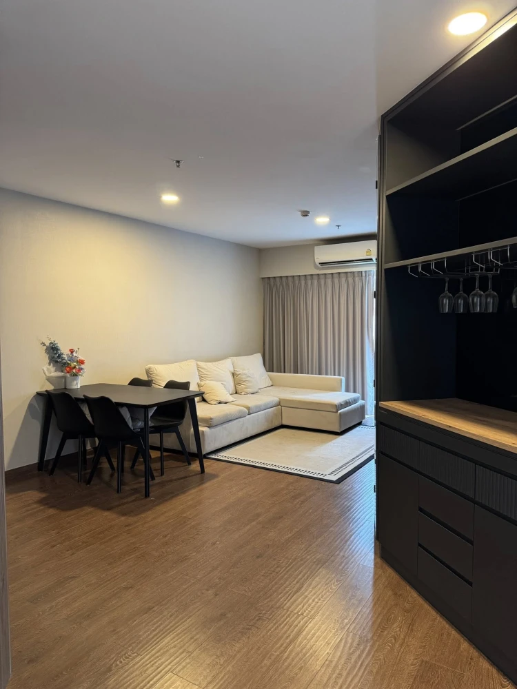 For sale: Artisan Ratchada, spacious room, lots of usable space, built-in furniture, decorated in a controlled tone, don't miss it.
