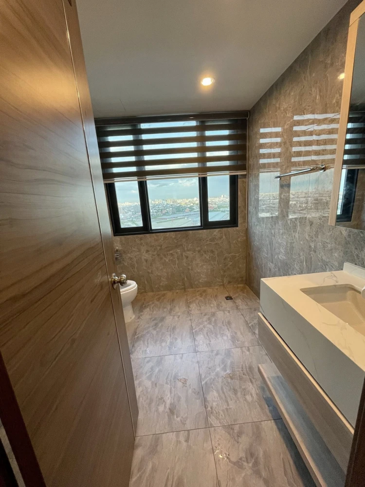 Selling Artisan Ratchada condo, ready to move in, fully furnished, high floor, great location. Book now!