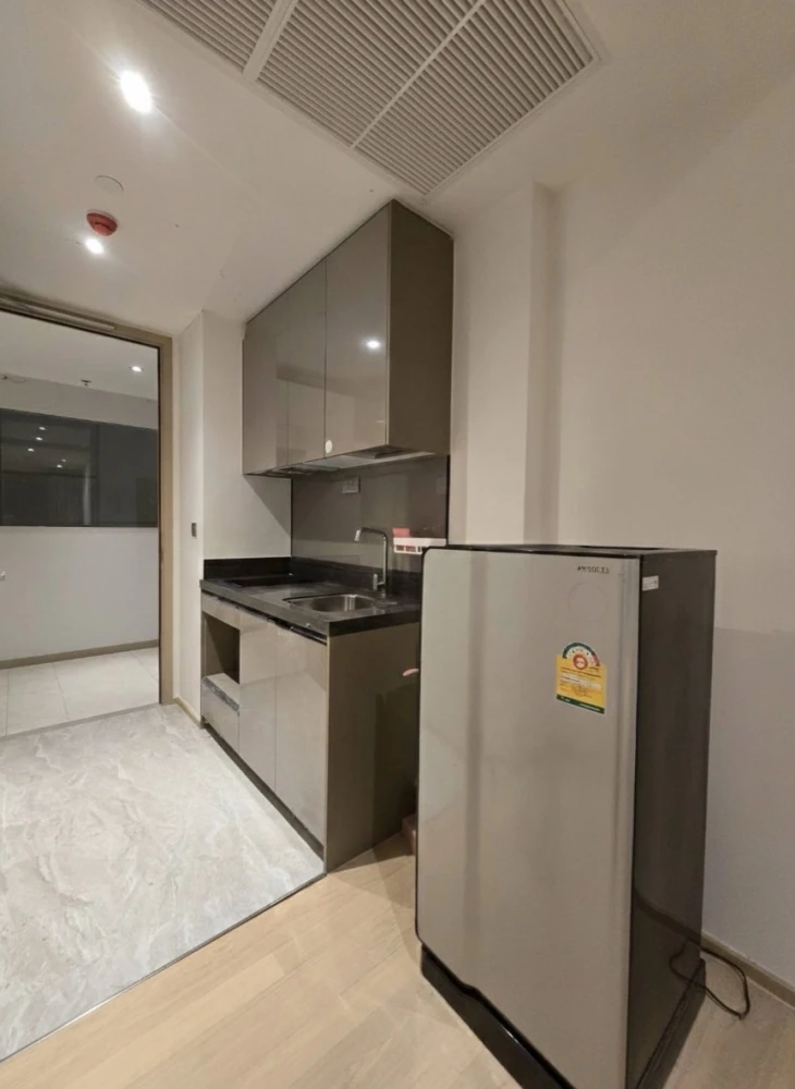Selling Ashton Asoke-Rama 9, 1 bedroom unit with spacious living area and fully furnished. Don't miss this great deal!