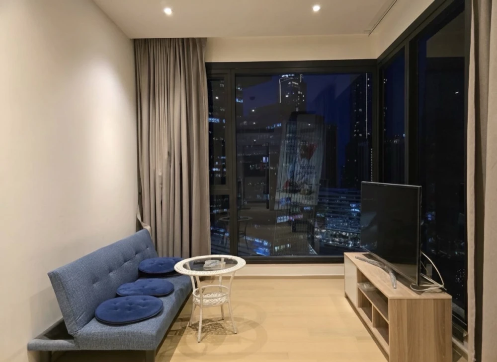 Selling Ashton Asoke-Rama 9, 1 bedroom unit with spacious living area and fully furnished. Don't miss this great deal!