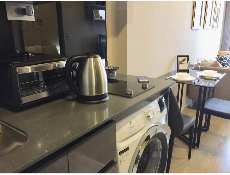 For sale, for rent, Ashton Asoke, fully furnished room, ready to move in, 31st floor, high view, if you don't reserve, you'll regret it later.