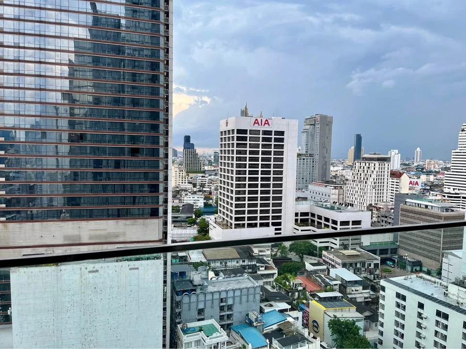 Ashton Silom for sale, 20th floor, very high, city view, built-in decoration throughout the room, complete furniture, don't miss it.