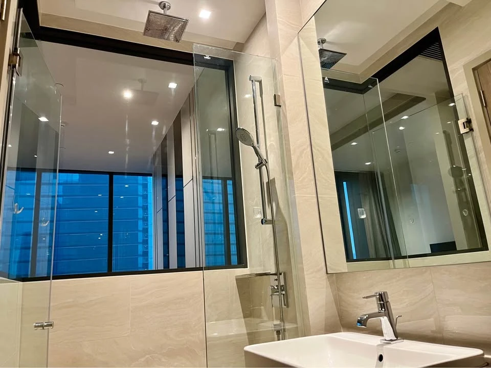Ashton Silom for sale, 20th floor, very high, city view, built-in decoration throughout the room, complete furniture, don't miss it.