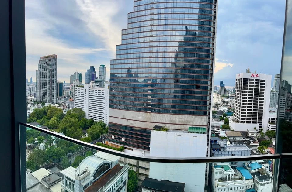 Ashton Silom for sale, 20th floor, very high, city view, built-in decoration throughout the room, complete furniture, don't miss it.