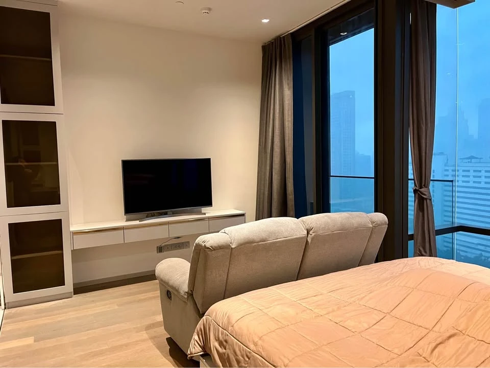 Ashton Silom for sale, 20th floor, very high, city view, built-in decoration throughout the room, complete furniture, don't miss it.
