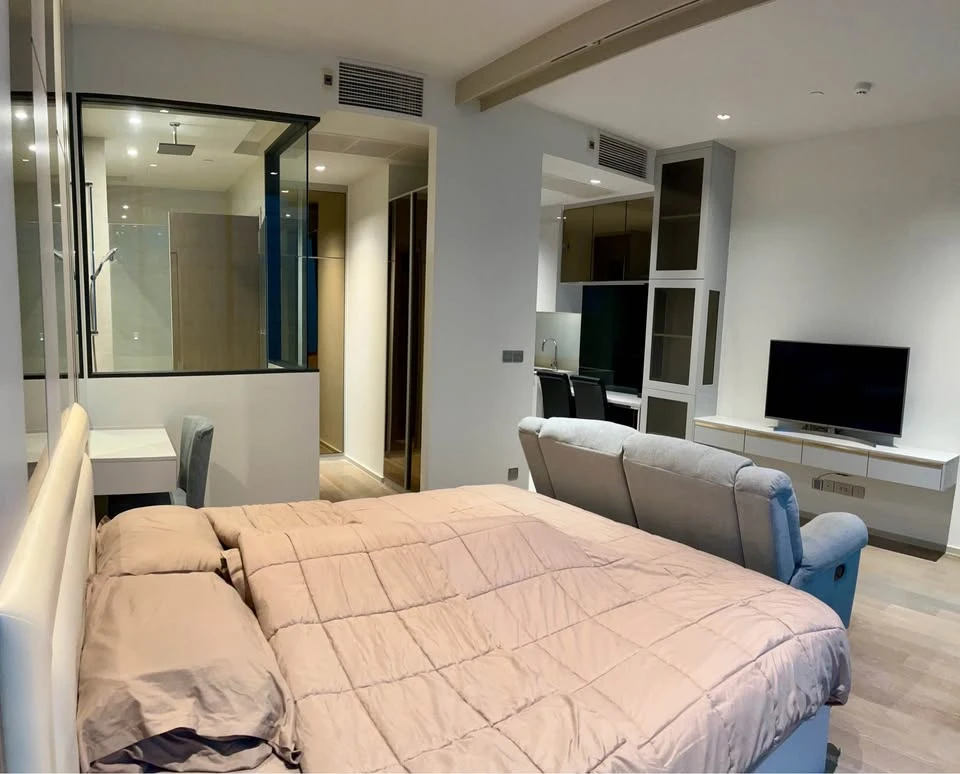 Ashton Silom for sale, 20th floor, very high, city view, built-in decoration throughout the room, complete furniture, don't miss it.