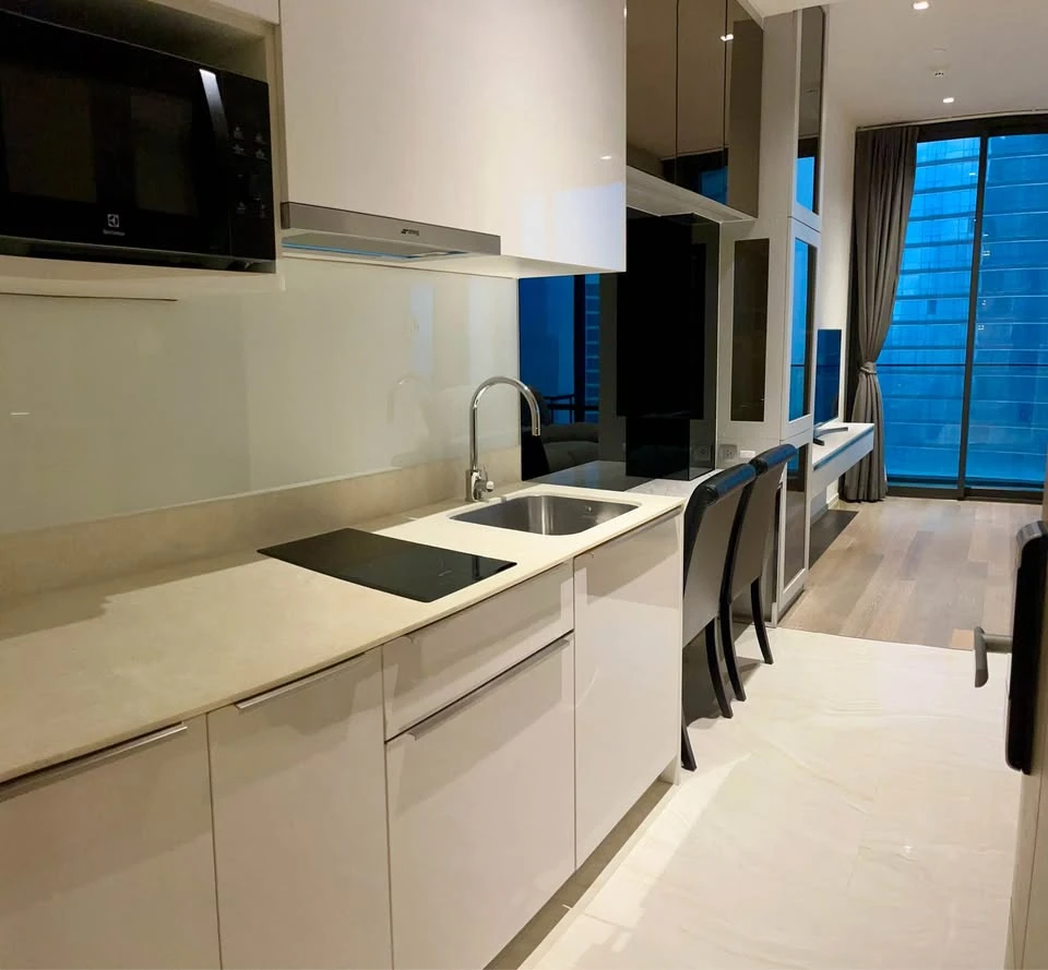 Ashton Silom for sale, 20th floor, very high, city view, built-in decoration throughout the room, complete furniture, don't miss it.
