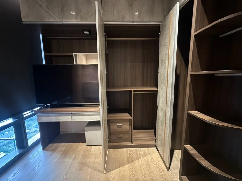 Selling a beautiful unit at Ashton Silom, 25th floor, fully furnished. Book now!