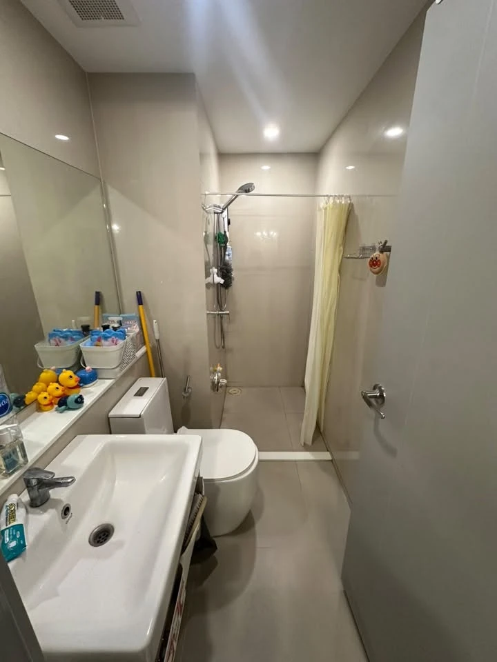 For Sale: Aspire Asoke Ratchada. Spacious unit with ample living space. Secure your ownership today—don't miss out!