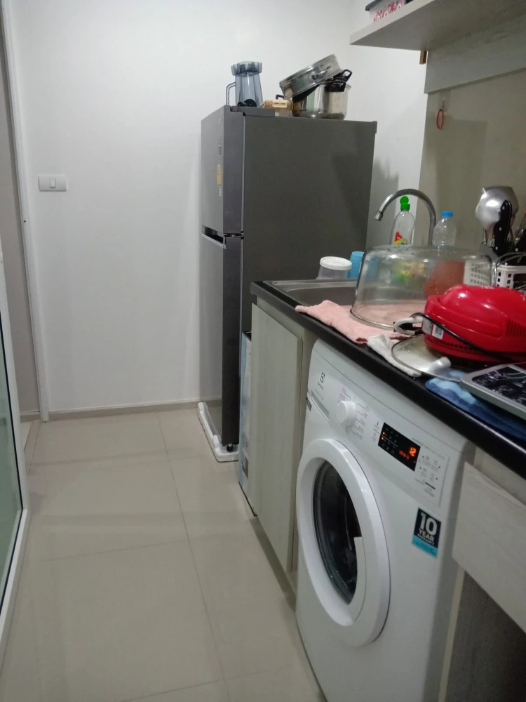 Selling ASPIRE Erawan 1-bedroom, 1-bathroom unit. Fully furnished with complete amenities. You can't resist booking this!