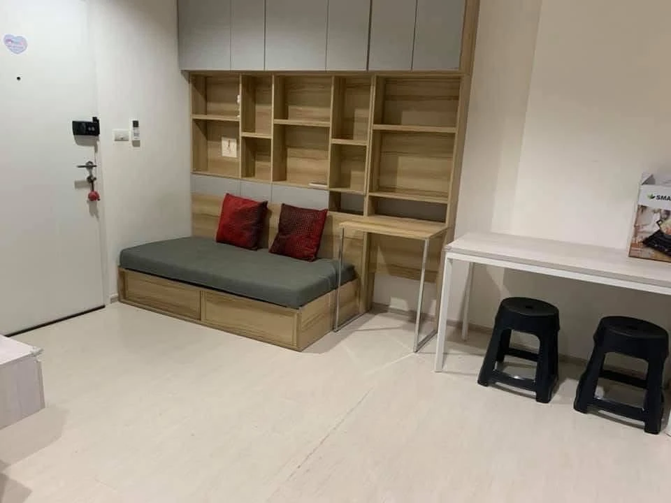 Selling ASPIRE Erawan 1-bedroom unit. Spacious living area with high-quality built-in furniture. Book now!