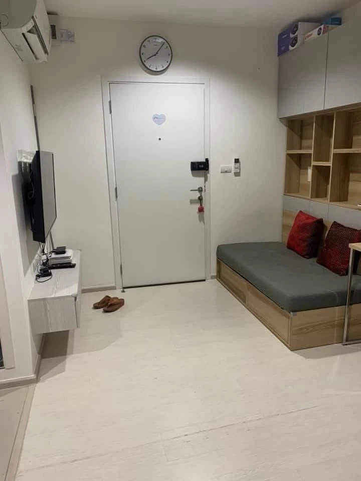 Selling ASPIRE Erawan 1-bedroom unit. Spacious living area with high-quality built-in furniture. Book now!