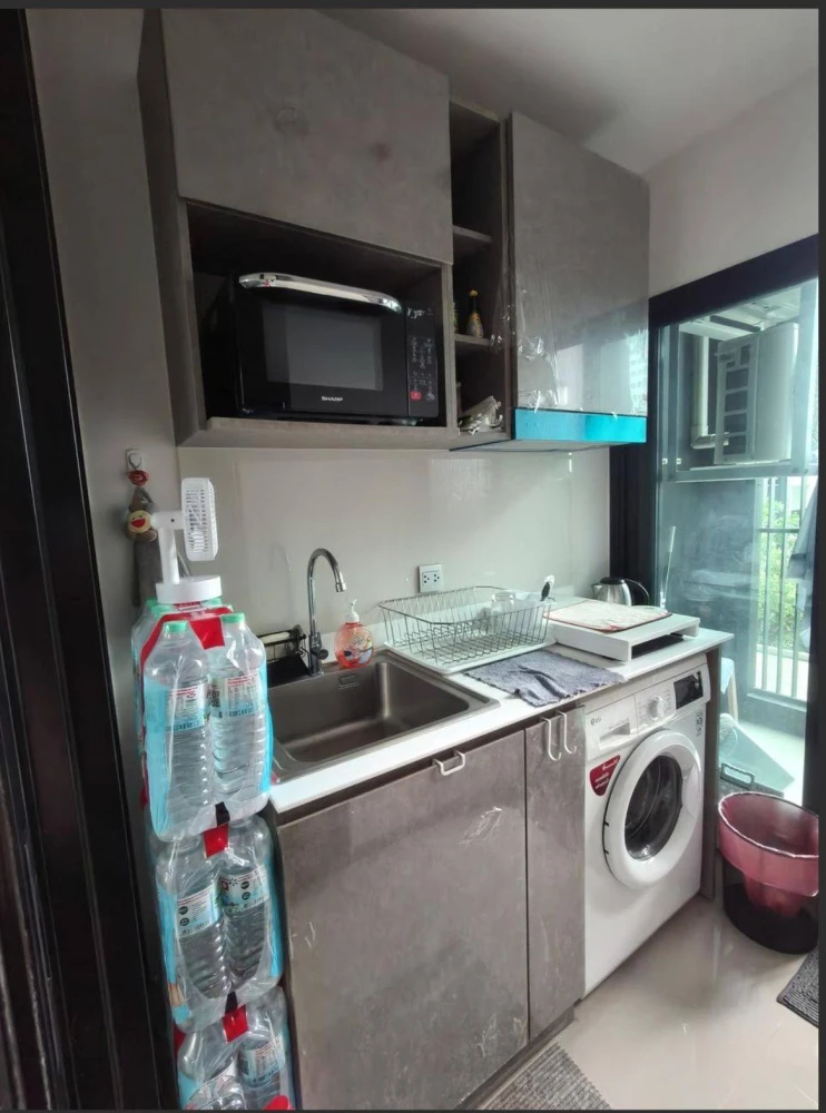 Selling Aspire Erawan Prime 1-bedroom unit, 9th floor, fully furnished. What are you waiting for?