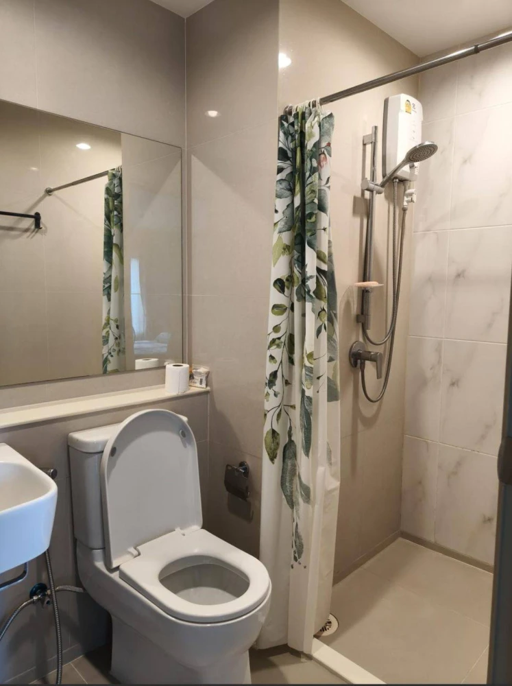 Selling Aspire Erawan Prime 1-bedroom unit, 9th floor, fully furnished. What are you waiting for?