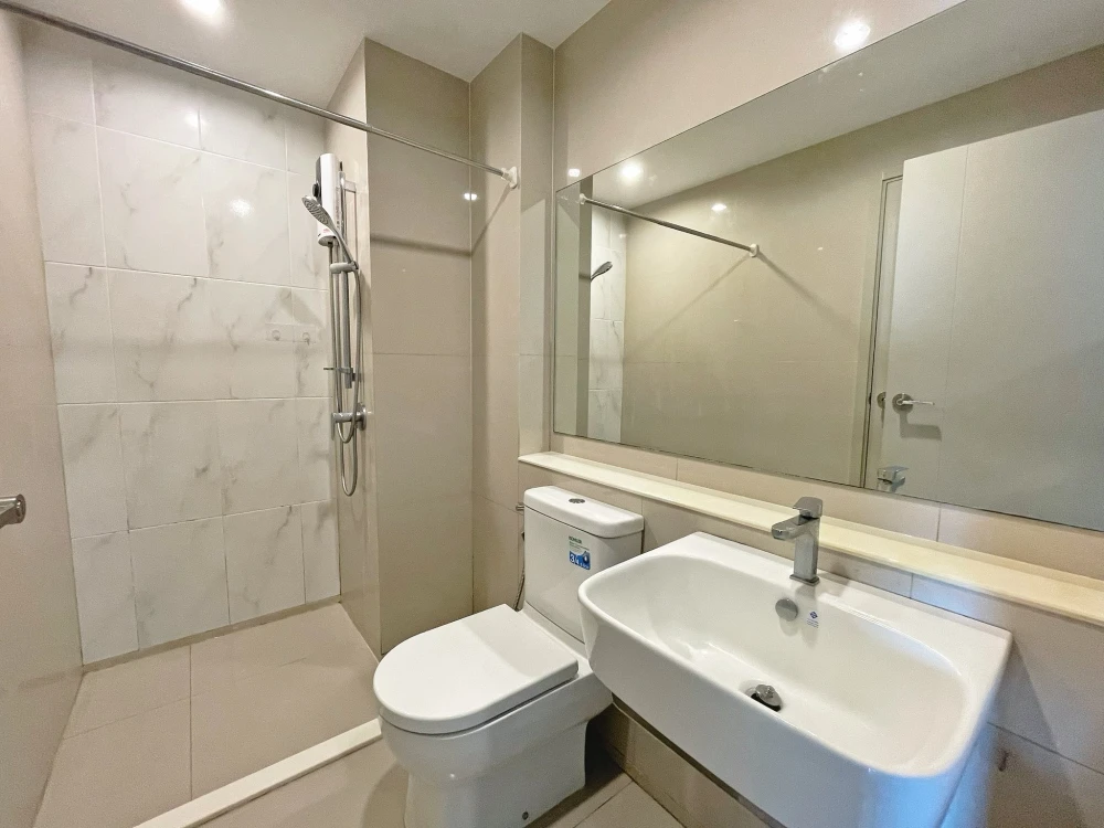 For sale Aspire Erawan Prime 7th floor, spacious room, 1 bedroom, 1 multipurpose room, don't miss it.