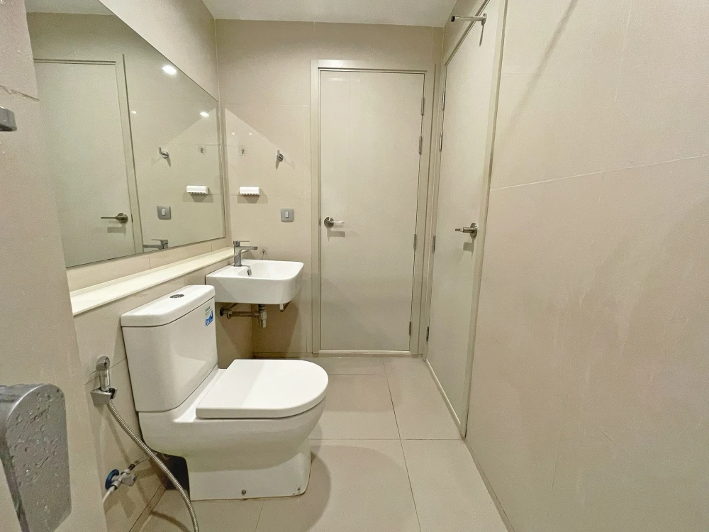 For sale Aspire Erawan Prime 7th floor, spacious room, 1 bedroom, 1 multipurpose room, don't miss it.