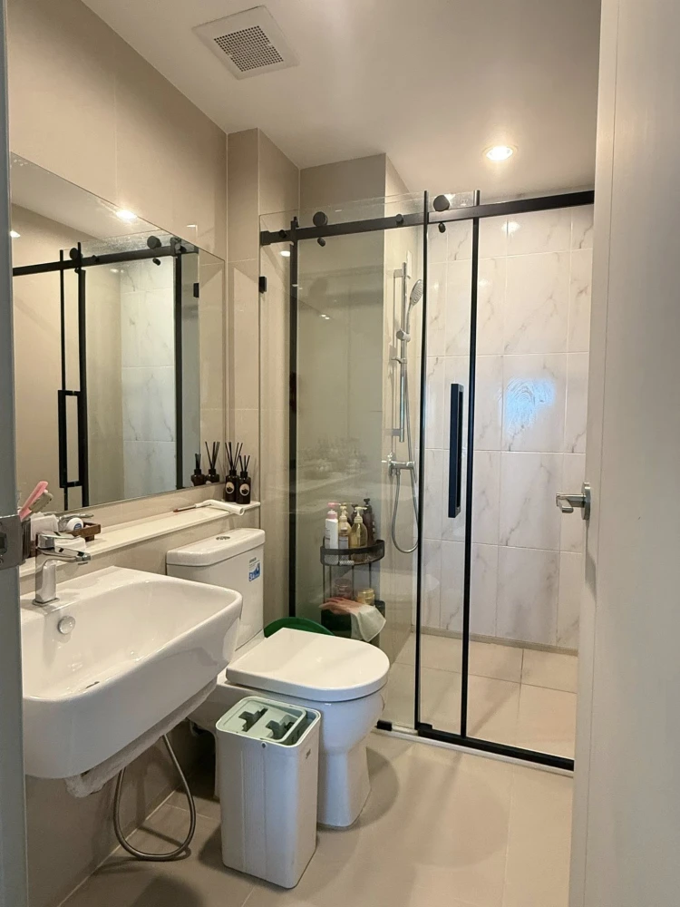 Selling Aspire Erawan Prime condo. A lovely unit with complete amenities. Just bring your bags and move in!