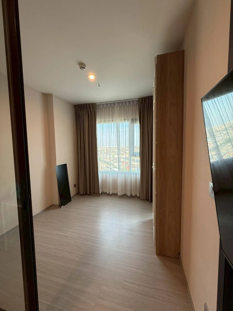 For sale rent:Aspire Erawan Prime,corner room,next to the fire escape,private, open view, overlooking Samut Prakan city,no buildings blocking the view