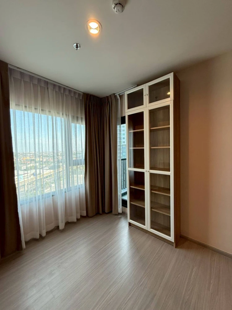 For sale rent:Aspire Erawan Prime,corner room,next to the fire escape,private, open view, overlooking Samut Prakan city,no buildings blocking the view
