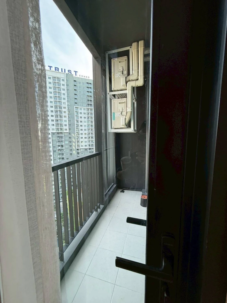 For sale rent:Aspire Erawan Prime,corner room,next to the fire escape,private, open view, overlooking Samut Prakan city,no buildings blocking the view