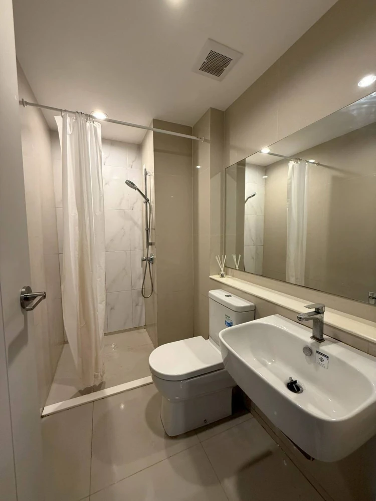 For sale rent:Aspire Erawan Prime,corner room,next to the fire escape,private, open view, overlooking Samut Prakan city,no buildings blocking the view