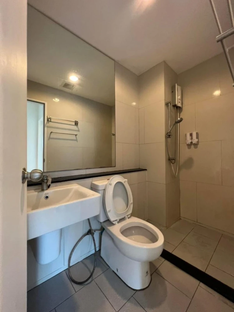 Selling ASPIRE Erawan, 15th floor, unobstructed river view, fully furnished, ready to move in. Book now!