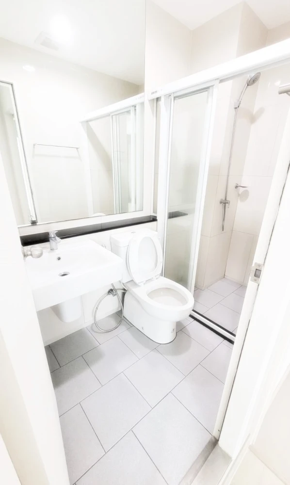 Selling Aspire Erawan, spacious room with lots of usable space, good location, view of the swimming pool, can you not reserve it?